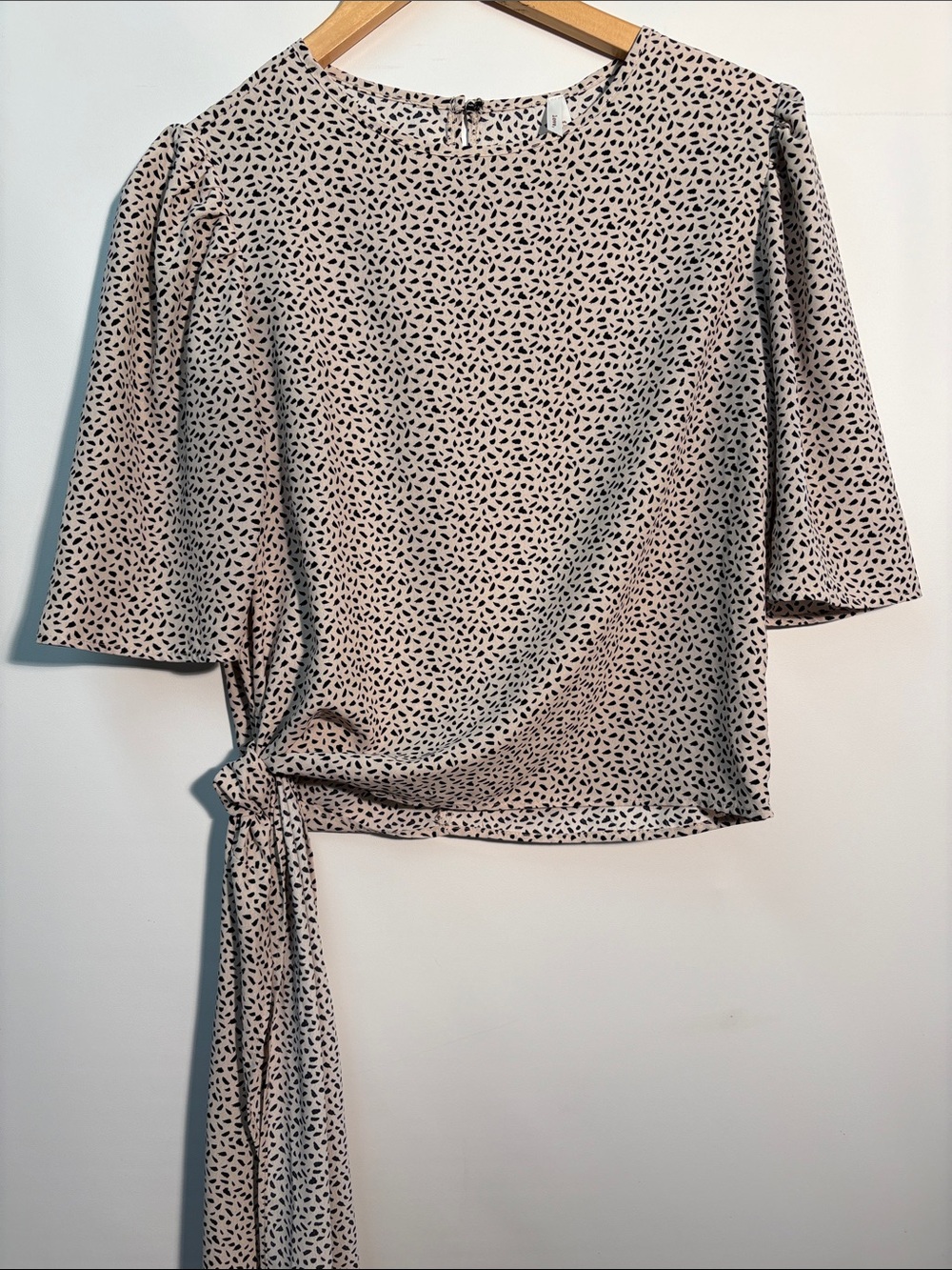 love finn Side-Tie Crewneck Blouse in Light Beige with Black Pattern Print